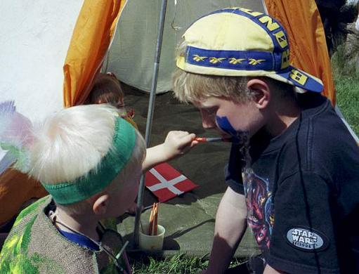 Daniel is face-painting Nicolai